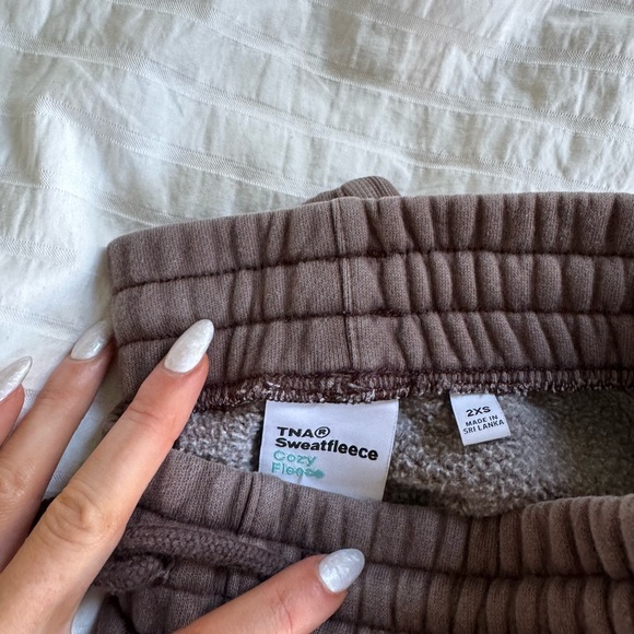 Aritzia TNA Sweatfleece Cozy Fleece Boyfriend Sweatpants - Picture 4 of 5